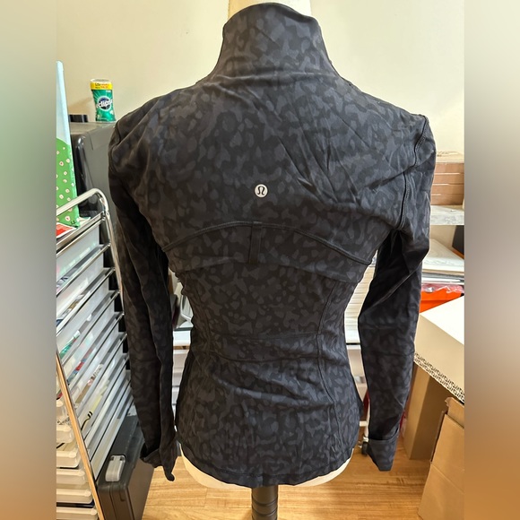 Lululemon define jacket NWOT - Picture 4 of 9
